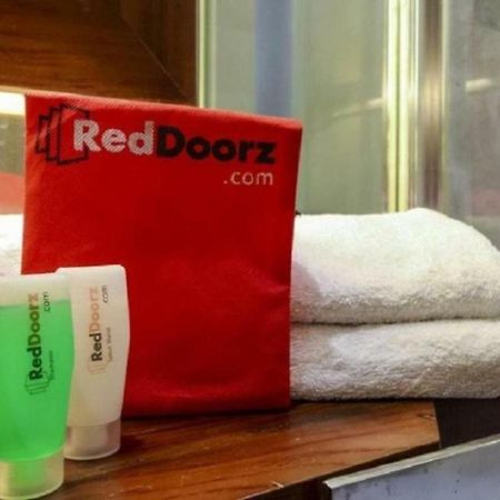 Отель Reddoorz @ Jalan Pemuda Медан Экстерьер фото