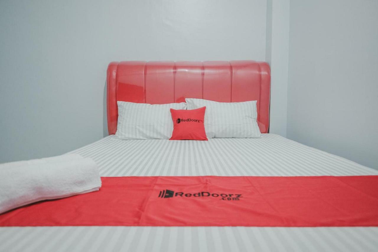 Отель Reddoorz @ Jalan Pemuda Медан Экстерьер фото