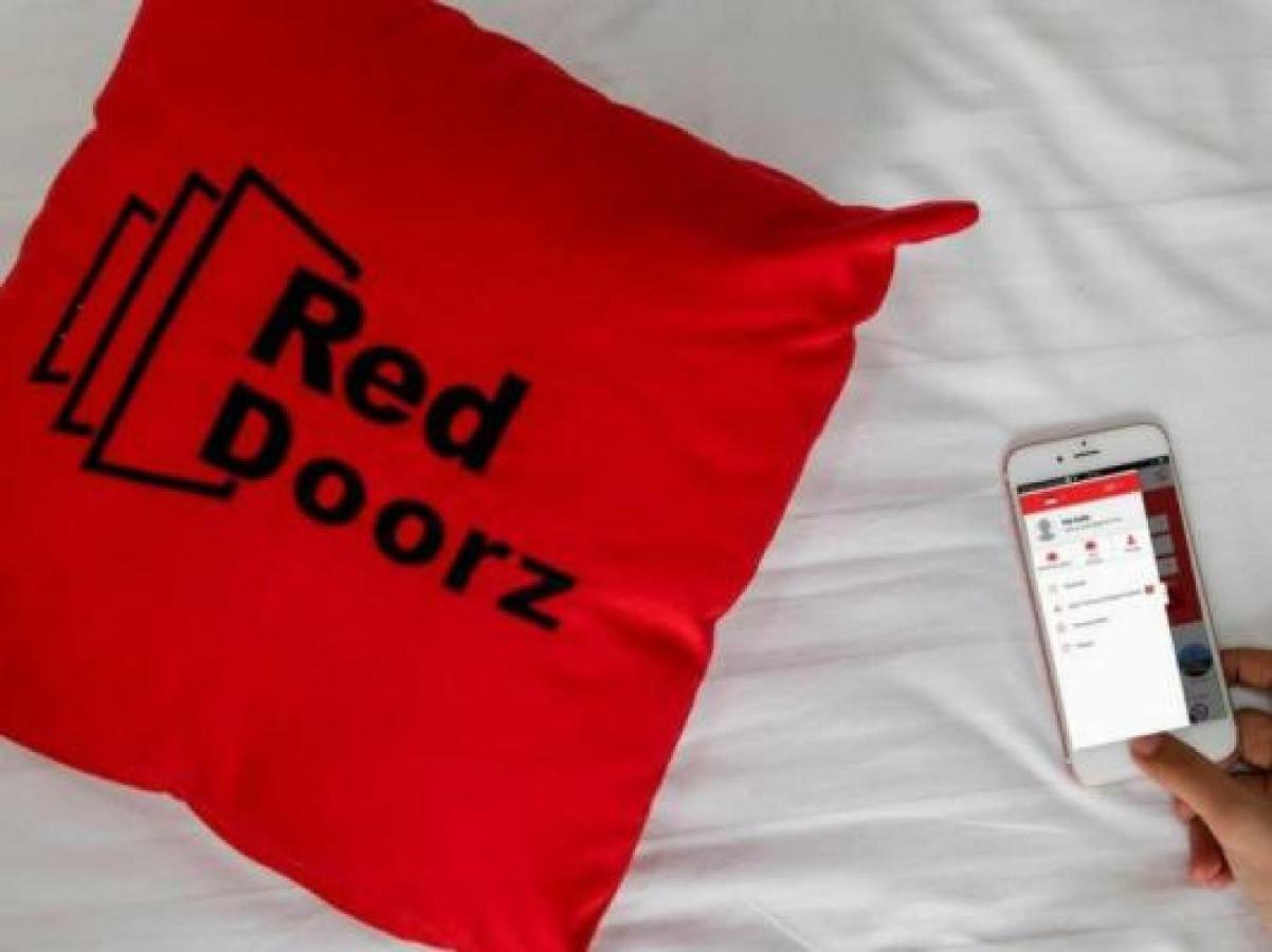 Отель Reddoorz @ Jalan Pemuda Медан Экстерьер фото