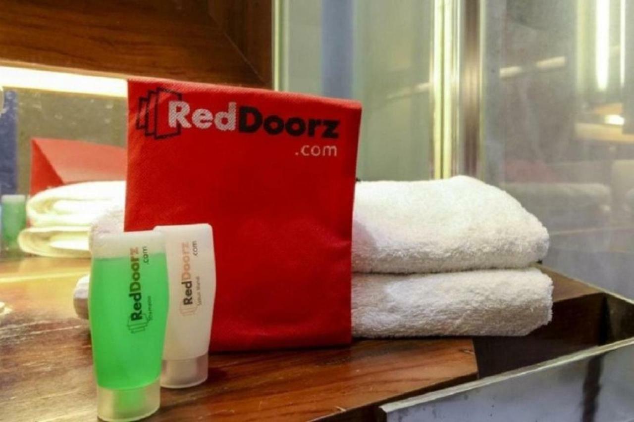 Отель Reddoorz @ Jalan Pemuda Медан Экстерьер фото