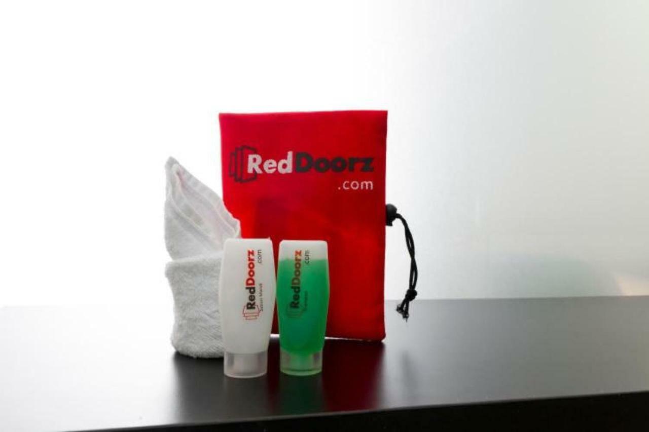 Отель Reddoorz @ Jalan Pemuda Медан Экстерьер фото
